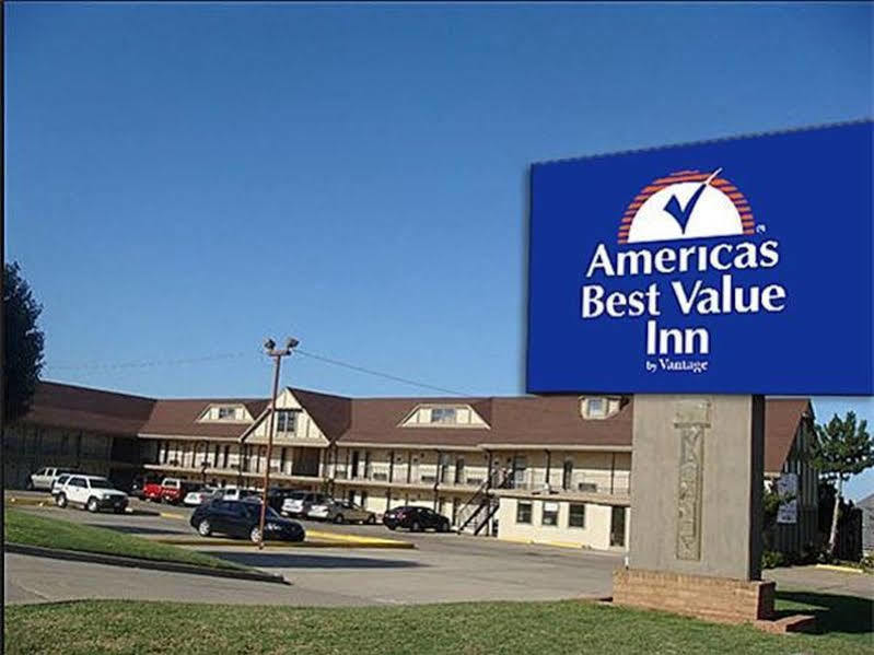 Executive Inn Edmond Buitenkant foto